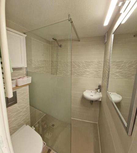 une salle de bain avec une douche, des toilettes et un lavabo dans l'établissement Maison entre la mer et la Clape, à Narbonne-Plage
