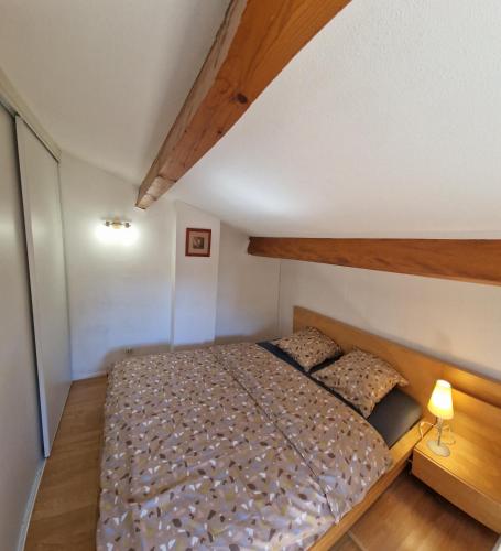 une chambre avec un lit dans une pièce dans l'établissement Maison entre la mer et la Clape, à Narbonne-Plage