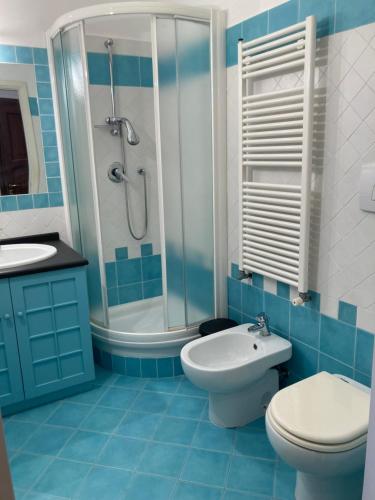 ein Bad mit einem WC, einem Waschbecken und einer Dusche in der Unterkunft casa porticciolo in Genua