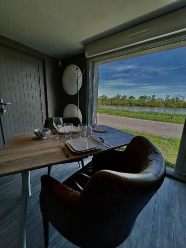 ボージョンシーにあるStudio vue sur Loireの窓の見えるダイニングテーブル
