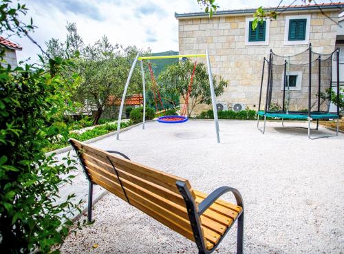 Kawasan permainan kanak-kanak di Villa Josip near Omiš , private pool