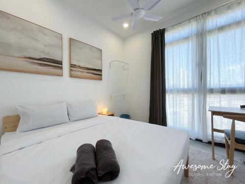 吉隆坡Neu Suites By Awesomestay的卧室里有一张白色的床，床上有两条毛巾