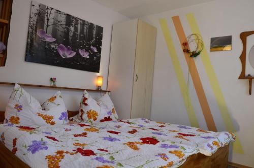 a bedroom with a bed with a comforter on it at Ferieneinrichtungen-Haus-am-Stein in Königstein an der Elbe