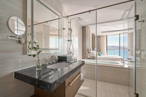 Ένα μπάνιο στο OCEANFRONT SUITES NHA TRANG
