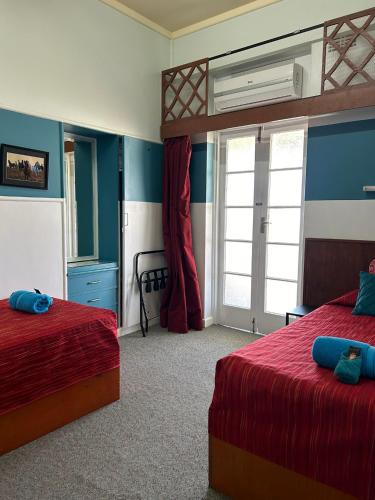 ein Schlafzimmer mit zwei Betten und einem Fenster in der Unterkunft North Gregory Hotel in Winton