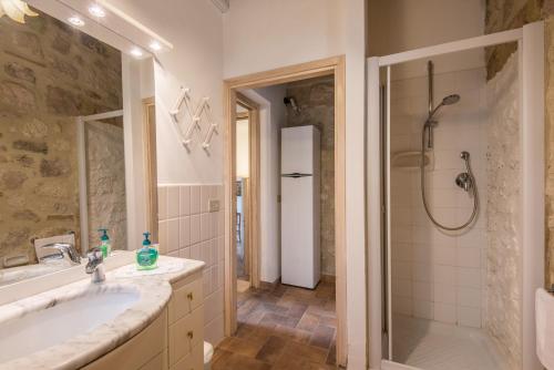 ein Bad mit einem Waschbecken und einer Dusche in der Unterkunft Appartamento Capannina in Lano