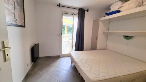 Pograd oz. pogradi v sobi nastanitve Appartement 6 personnes vue mer Baie de Cannes - Antibes