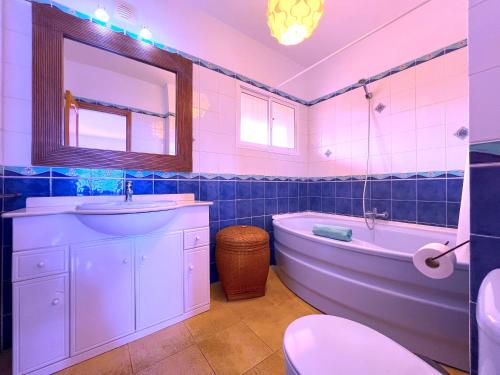 een badkamer met een bad en een wastafel en een ligbad bij Tropicalidays Puerto Brava 2 Double Rooms in Puerto de la Cruz