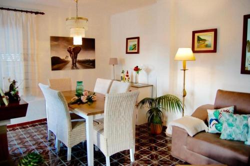 ポルト・ダルクディアにあるApartamento Rosellaのリビングルーム(テーブル、椅子、ソファ付)