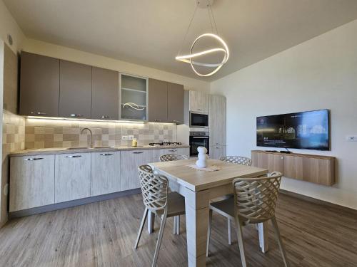 cocina con mesa y sillas en una habitación en Apartments Miro' en Capo dʼOrlando
