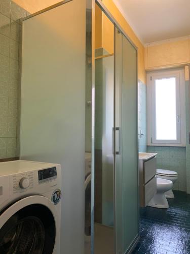 アラッシオにあるViale Hanburyのバスルーム(洗濯機、トイレ付)