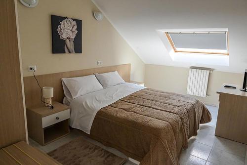 Postel nebo postele na pokoji v ubytování Suisse hotel
