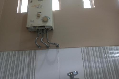 een camera op de muur van een badkamer bij OYO 93892 Homestay Koe Syariah in Purwokerto