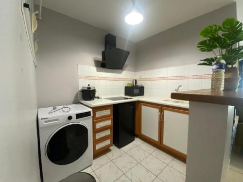 een kleine keuken met een wasmachine bij Appartement T2 Kaweni in Mamoudzou