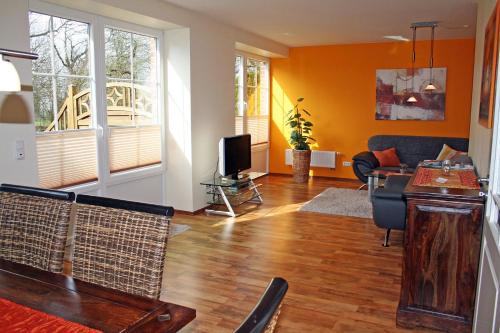 ein Wohnzimmer mit Sofa und Fernseher in der Unterkunft Ferienhof Serck - Backhaus 1 in Fehmarn
