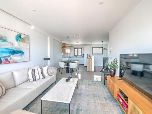 Η κουζίνα ή μικρή κουζίνα στο New Luxurious house with rooftop terrace and pool