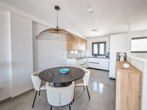 Η κουζίνα ή μικρή κουζίνα στο New Luxurious house with rooftop terrace and pool