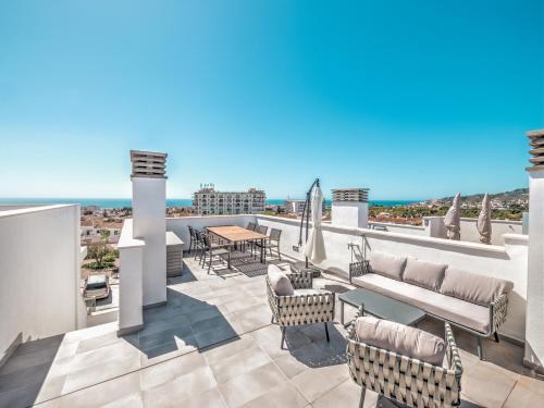 New Luxurious house with rooftop terrace and pool