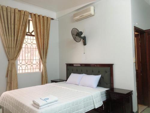 Posteľ alebo postele v izbe v ubytovaní Hotel Nam Sơn Tân Dương