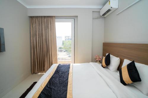 Postel nebo postele na pokoji v ubytování ASTER HOMES I 2Bhk I Sec-39 I Near Medanta