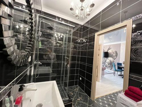 Koupelna v ubytování С видом на горы апартаменты с дизайнерским ремонтом