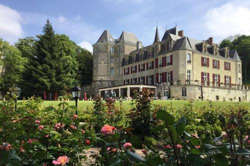 un grand château avec un jardin en face dans l'établissement Chateau Laroche-Ploquin, à Sepmes