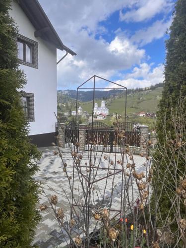 una vista desde el jardín de una casa con una puerta en Casa de pe Deal, en Sadova