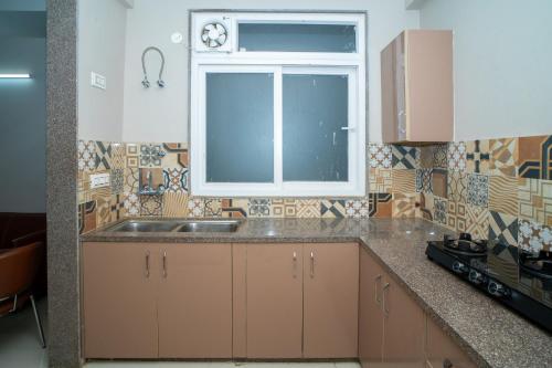 Kuchyň nebo kuchyňský kout v ubytování ASTER HOMES I 2Bhk I Sec-39 I Near Medanta