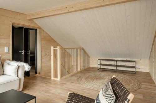 ein Wohnzimmer mit einem Sofa und einem Tisch in der Unterkunft Martebäcken 21 in Sälen