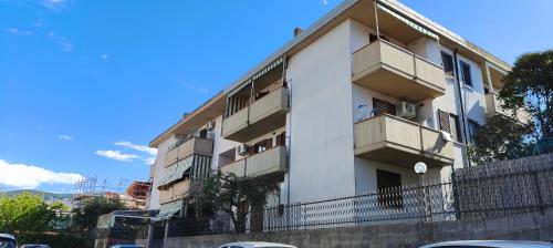 um edifício branco com varandas ao lado em Casa Vacanze Cuore di Maremma em Il Bagno