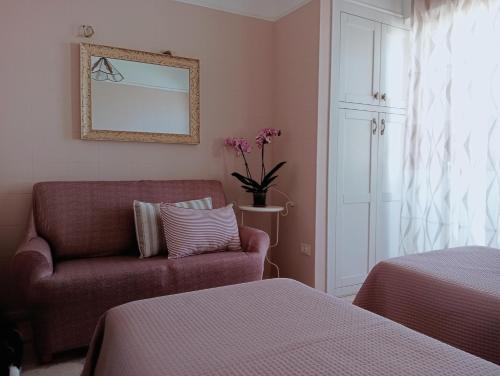 A bed or beds in a room at Le stanze colorate di Corsano