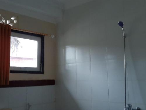 Bilik mandi di RedDoorz At Hotel Pakem Sari Kaliurang