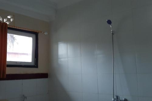 Bilik mandi di RedDoorz At Hotel Pakem Sari Kaliurang