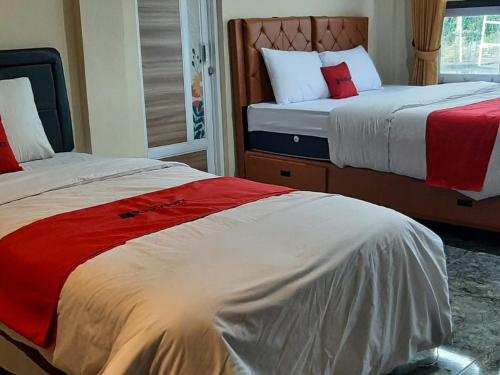 Katil atau katil-katil dalam bilik di RedDoorz At Hotel Pakem Sari Kaliurang