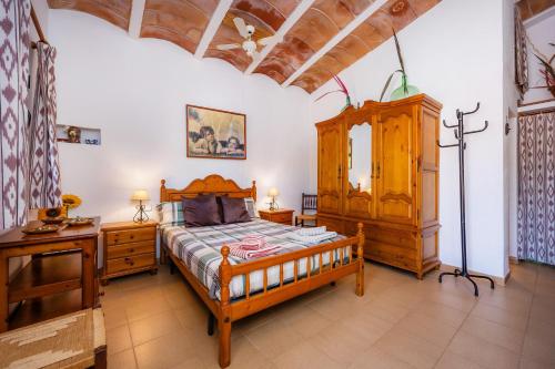 1 dormitorio con cama de madera y vestidor en The Milky Way, en Montuiri