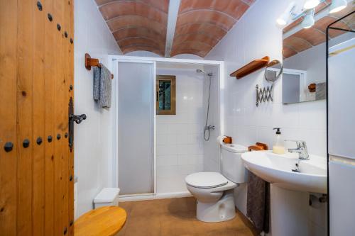 ein Bad mit einem WC und einem Waschbecken in der Unterkunft The Milky Way in Montuïri