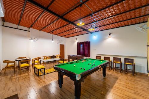 Τραπέζι μπιλιάρδου στο Teak Leaf Gateway Villa with Swimming Pool Indoor Games