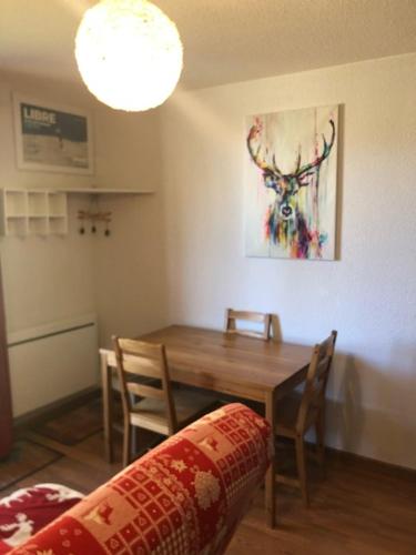 阿克斯萊泰爾姆的住宿－AX 3 DOMAINES - BONASCRE，一间带木桌和椅子的用餐室