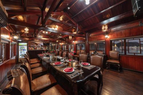 un comedor de tren con una mesa larga y sillas en Ruby Cruise, en Ha Long