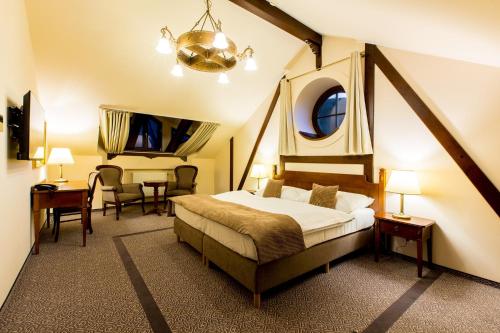 Giường trong phòng chung tại Hotel Bankov Košice