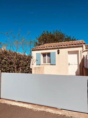 a large white sign in front of a house at Charmante maisonnette 4pers in Canet