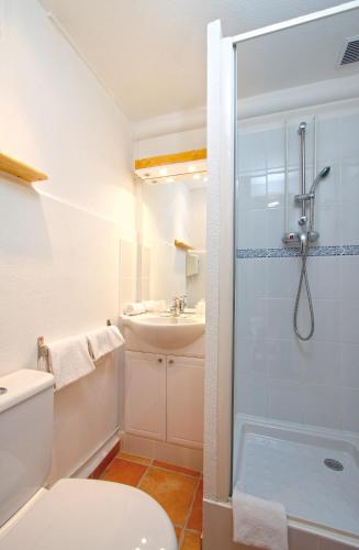 une salle de bain avec une douche, des toilettes et un lavabo dans l'établissement Hôtel La Croix de Malte, à La Ciotat