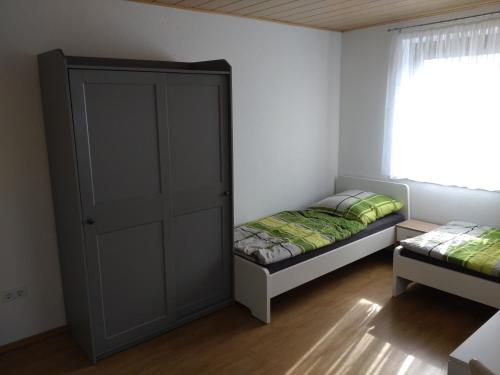 Kleines Zimmer mit 2 Betten und einem Schrank in der Unterkunft Gästezimmer M. Schubert in Oberelbert