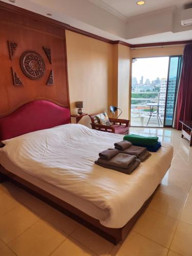 a bedroom with a large bed with towels on it at Studio View talay 2A in Jomtien Beach