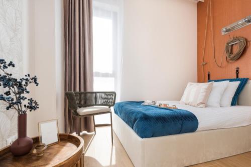 a bedroom with a bed and a table and a chair at Sol Marina Resort Wyspa Sobieszewska I - LoftAffair Collection in Wiślinka