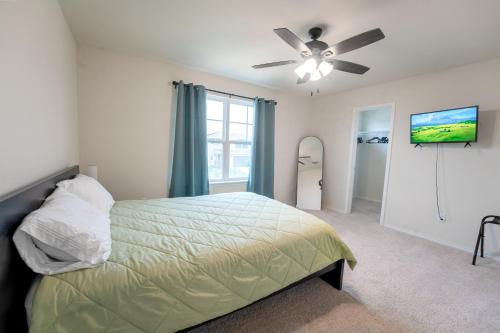 a bedroom with a bed and a ceiling fan at Charming Home near Seaworld in Helotes