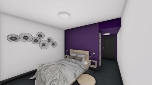 1 dormitorio con 1 cama con pared morada en Hôtel Les Fumades, en Allegre Les Fumades