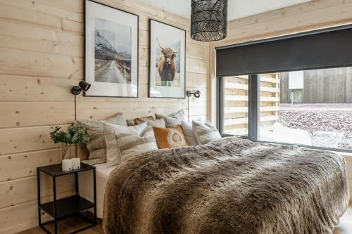 ein Schlafzimmer mit einem großen Bett und einem Fenster in der Unterkunft Martebäcken 19 in Sälen