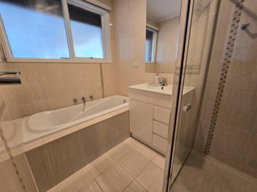 W łazience znajduje się wanna, umywalka i prysznic. w obiekcie Meadow View Cottage w mieście Doveton
