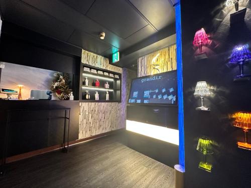 a room with a bar with lights on the wall at grandir ｸﾞﾗﾝﾃﾞｨｰﾙ-Adult Only- in Yokohama